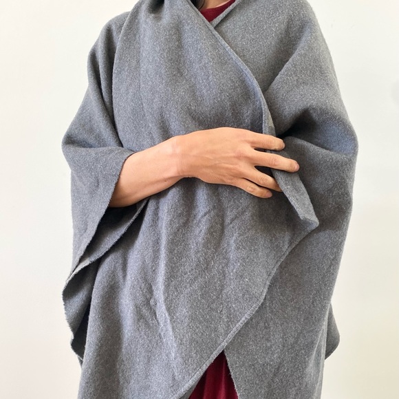 GORGEOUS Burberry grey to checkered reversible cape wrap. Wool! AMAZING 💕 - Picture 5 of 5